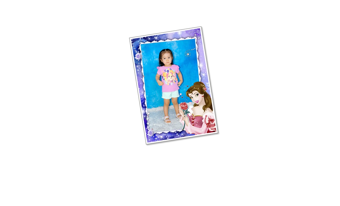 Una foto tamaño jumbo, mostrando una señorita con un fondo celeste y un marco decorativo