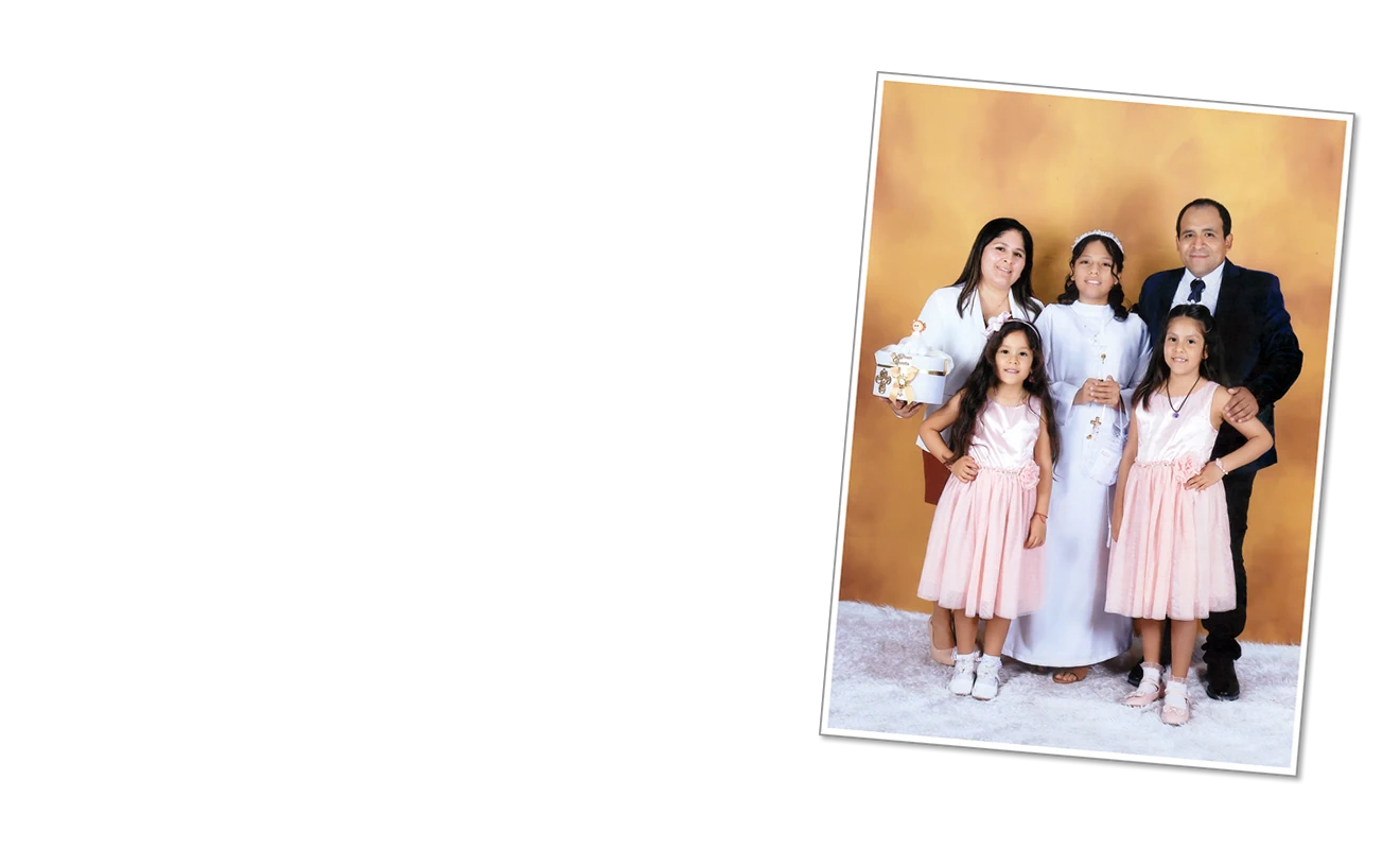 Una foto tamaño ampliado, mostrando una foto familiar con un fondo dorado