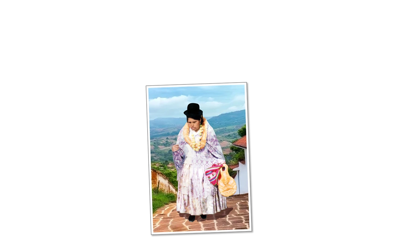 Una foto resturada a color, mostrando a una señora vistiendo un traje típico con un paisaje rural de fondo